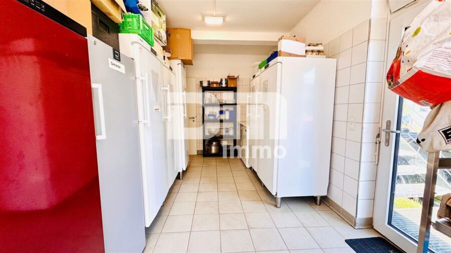 Neuw. Wohn / Gewerbeimmobilie mit vielen Nutzungsmöglichkeiten - Aktuell Gastro und Ferienwohnungen - EG Büro / Lager separater Zugang